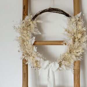 White Serenity – Coroniță decorativă din flori uscate