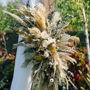 Aranjamente pentru arcadă nuntă din flori uscate și stabilizate – stil boho natural