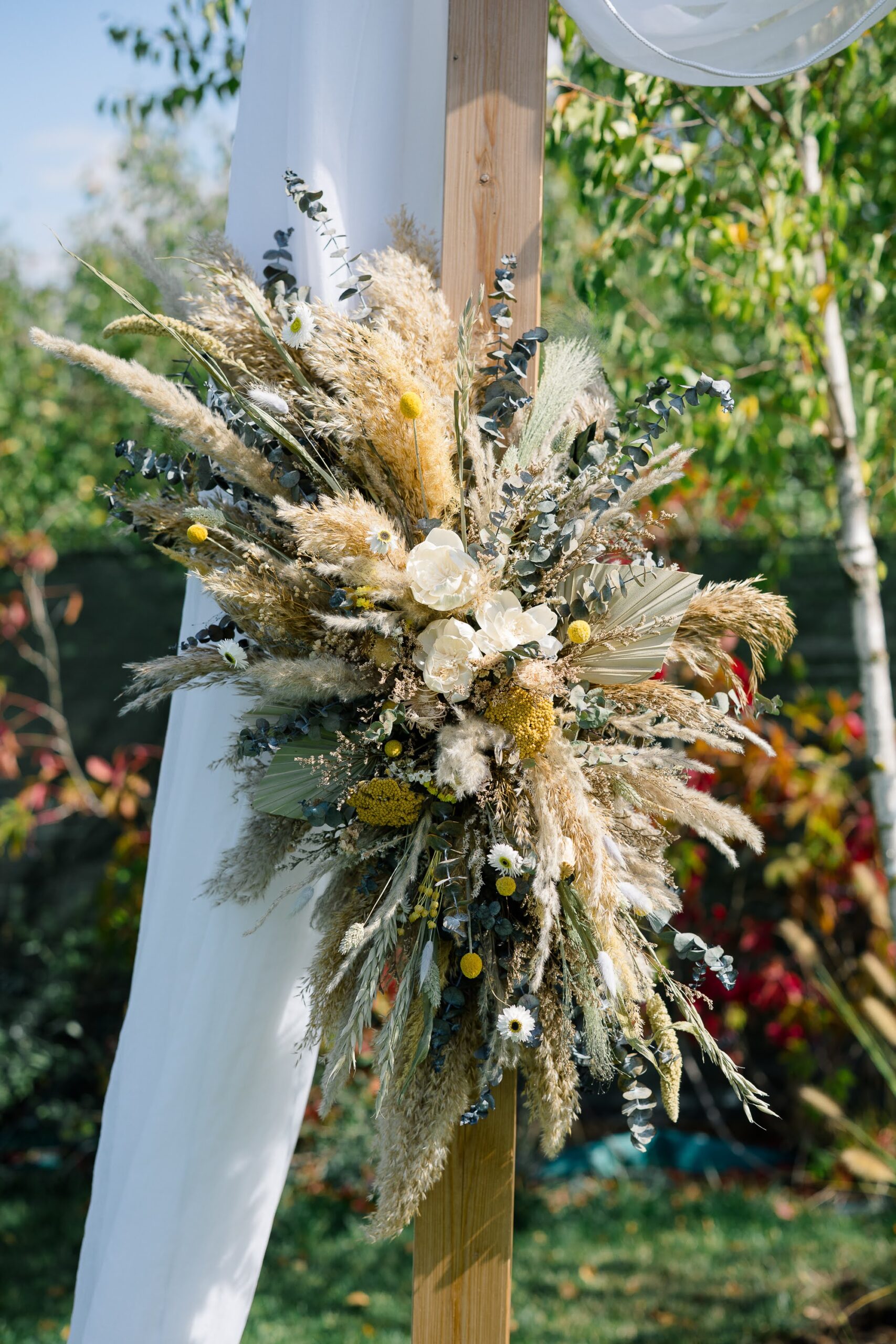 Aranjamente pentru arcadă nuntă din flori uscate și stabilizate – stil boho natural - imagine 2