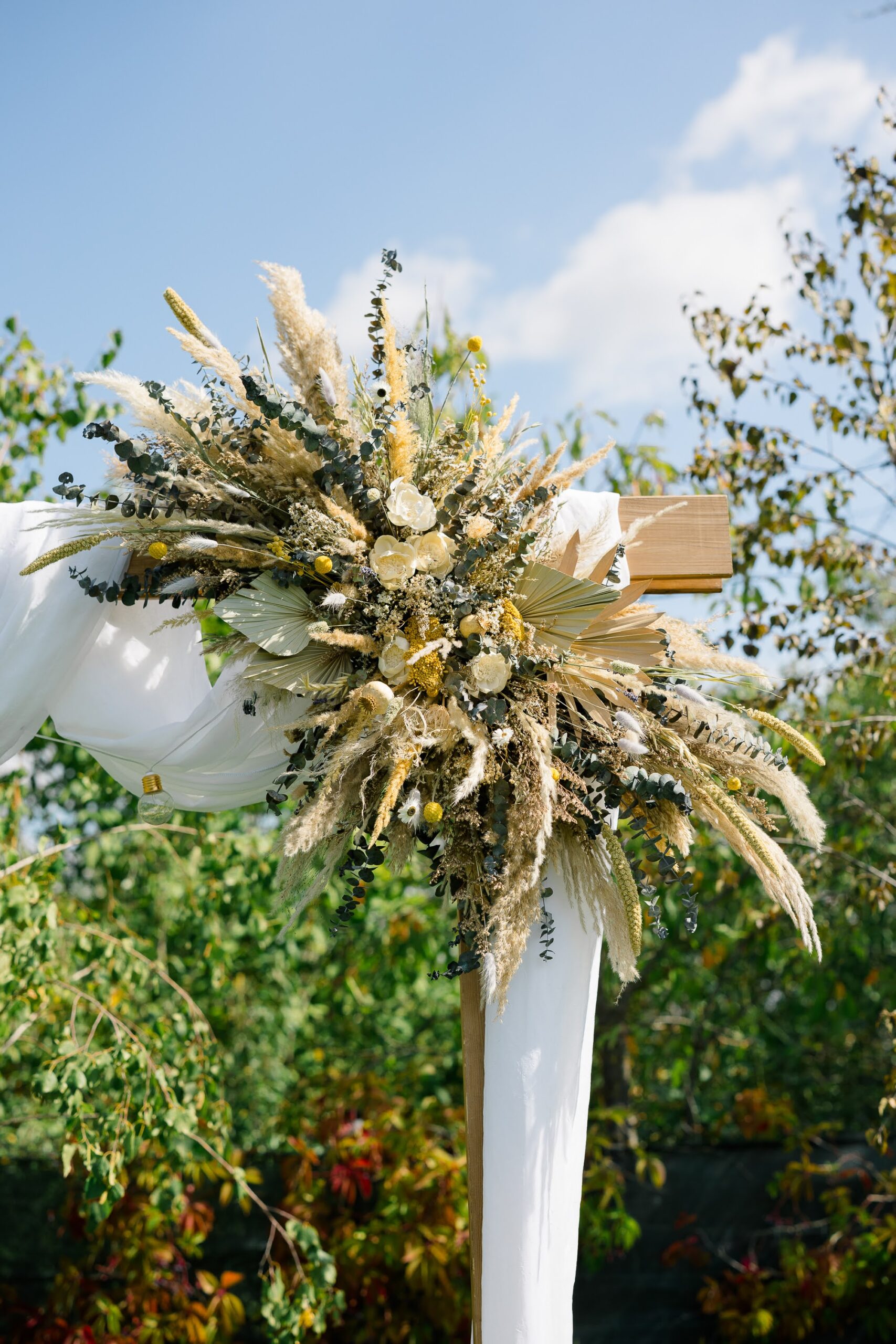 Aranjamente pentru arcadă nuntă din flori uscate și stabilizate – stil boho natural - imagine 3