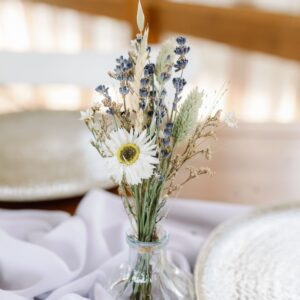 Decor de masă alcătuit din văzuțe din sticlă cu flori uscate – rustic