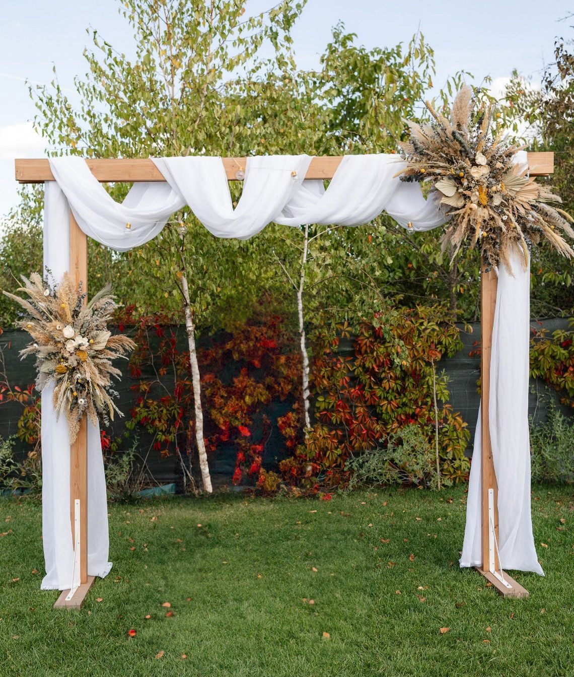 Aranjamente pentru arcadă nuntă din flori uscate și stabilizate – stil boho natural