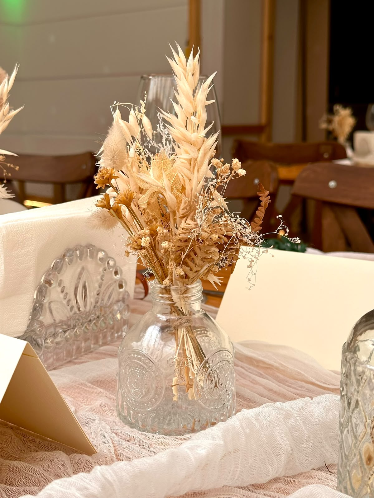 Decor de masă alcătuit din văzuțe din sticlă cu flori uscate si criogenate - imagine 4