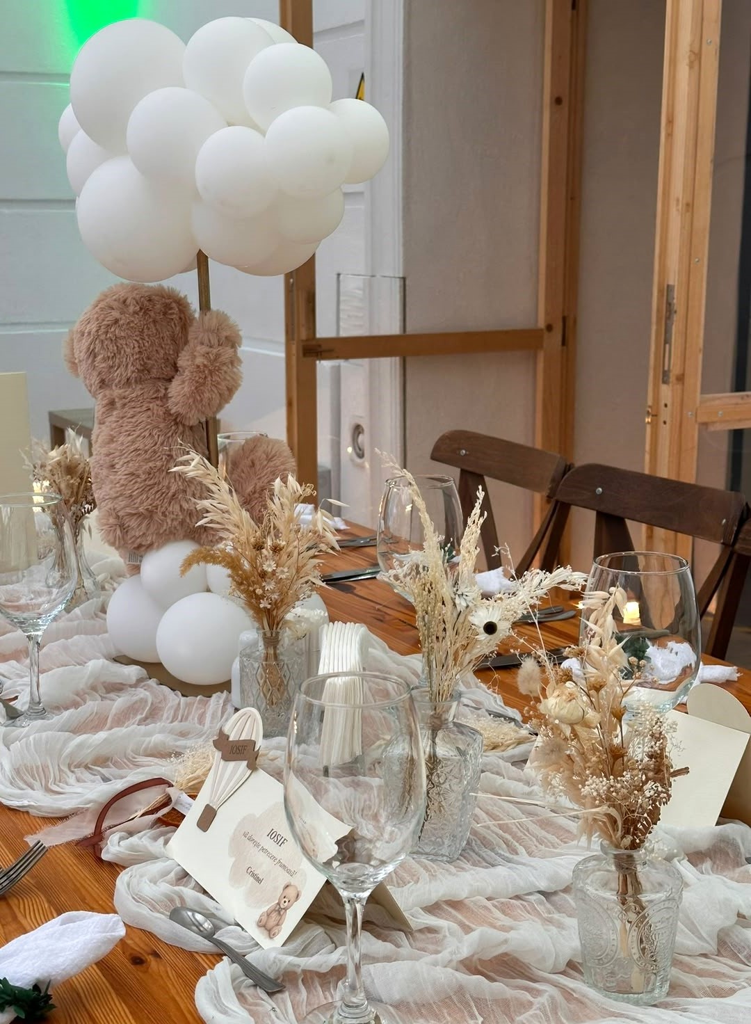 Decor de masă alcătuit din văzuțe din sticlă cu flori uscate si criogenate - imagine 3