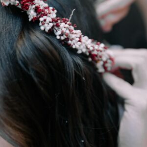 Coronita de par din flori uscate si criogenate – white & burgundy