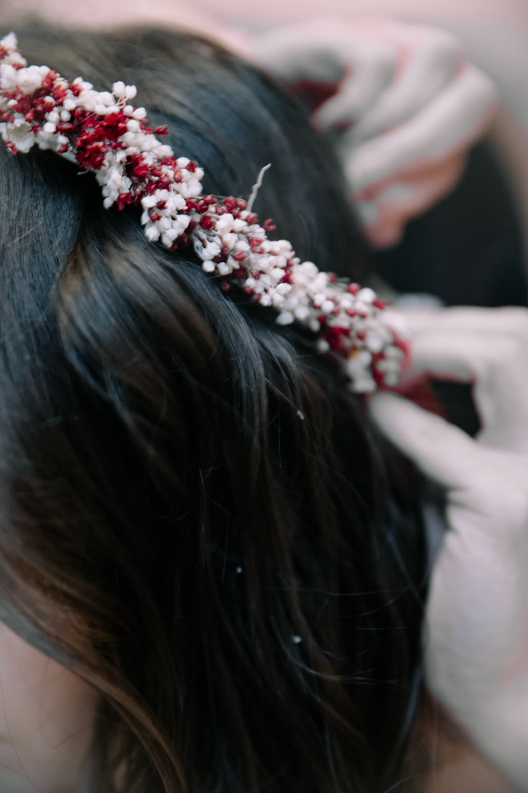 Coronita de par din flori uscate si criogenate - white & burgundy - imagine 2