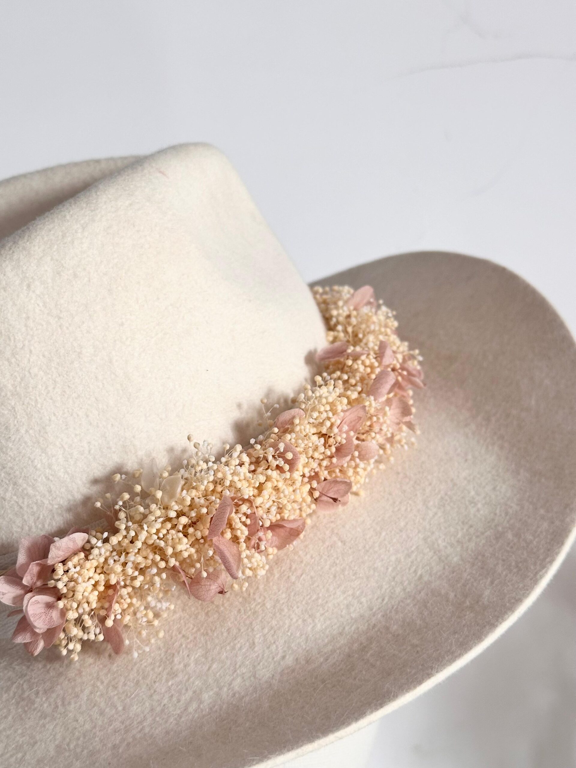Coronita de par din flori uscate si criogenate - white & pink